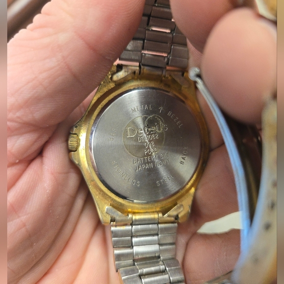 Vintage Detail Watch Quartz Japan MovtHas Some wear. New battery - Picture 4 of 5